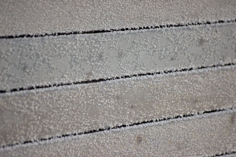 Bordi di legno anziani sotto il hoar del gelo della neve con un copyspace Bello fondo orizzontale per progettazione di inverno Te immagini stock libere da diritti Bordi di legno anziani sotto il hoar del gelo della neve con un copyspace Bello fondo orizzontale per progettazione di inverno Te immagini stock libere da diritti