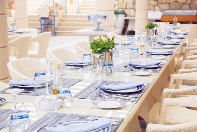 Bordlägga inställningen med överflöd av restaurangexponeringsglas och bestick royaltyfria foton Bordlägga inställningen med överflöd av restaurangexponeringsglas och bestick royaltyfria foton