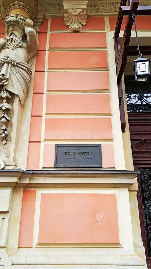 Bordo commemorativo del rk del ¼ di Karlovy Vary Mustafa Kemal Atatà su una costruzione storica fotografie stock Bordo commemorativo del rk del ¼ di Karlovy Vary Mustafa Kemal Atatà su una costruzione storica fotografie stock