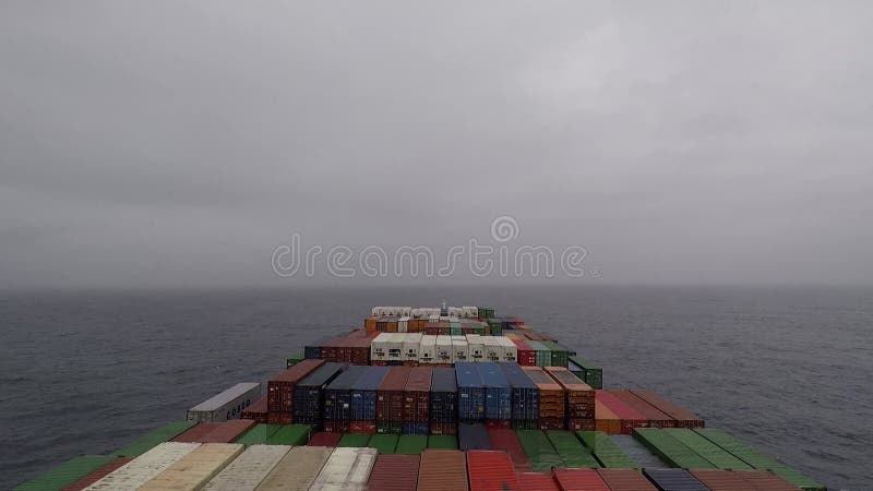 A bordo de um navio de grandes contentores durante o centro em curso, com neblina