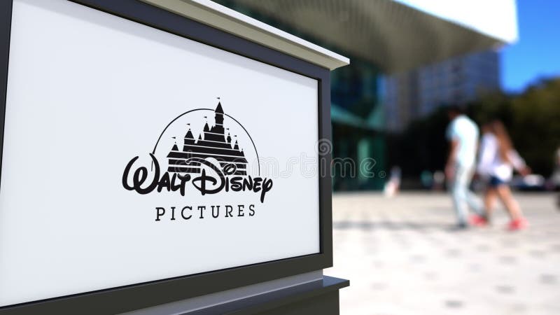 Bordo del contrassegno della via con il logo di Walt Disney Pictures Centro vago dell'ufficio e fondo di camminata della gente 4K