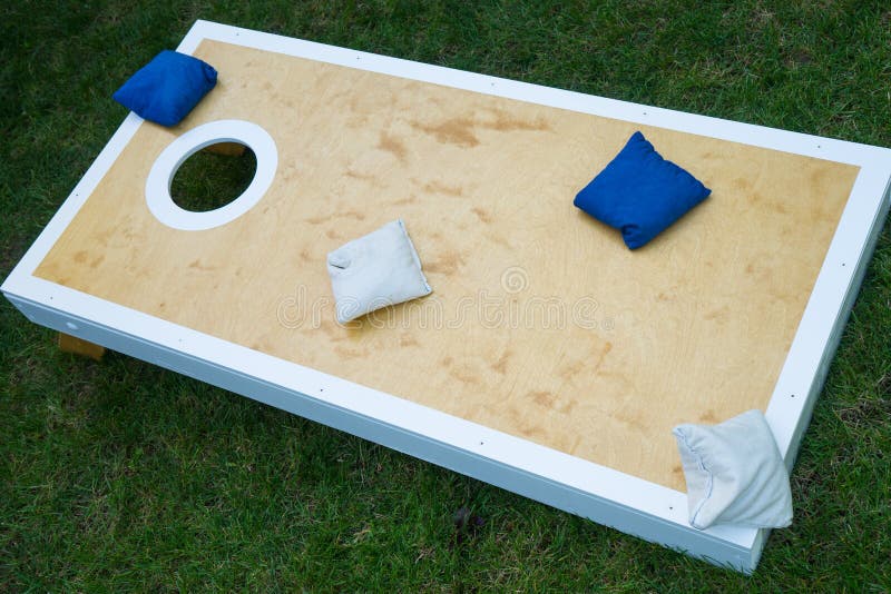 Bordo del gioco di Cornhole su erba fotografie stock libere da diritti Bordo del gioco di Cornhole su erba fotografie stock libere da diritti