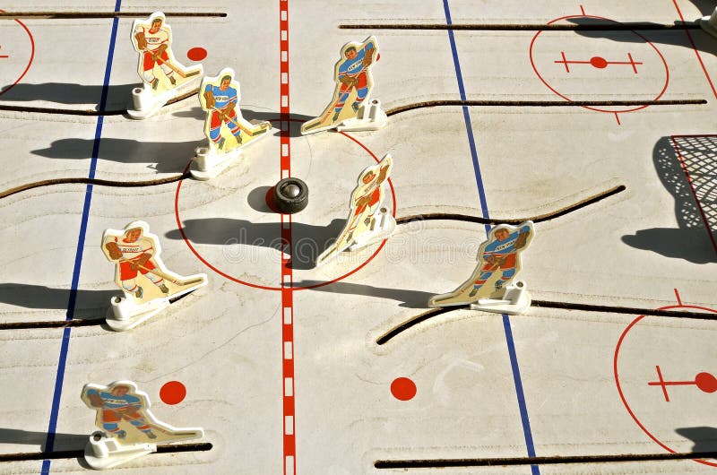 Bordo del gioco di hockey della latta del piano d'appoggio immagine stock libera da diritti Bordo del gioco di hockey della latta del piano d'appoggio immagine stock libera da diritti