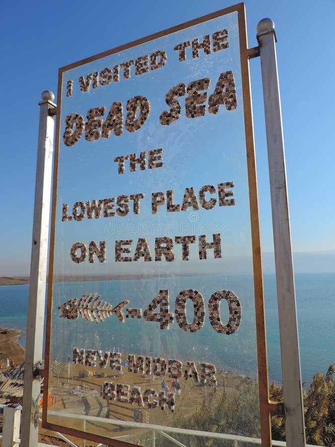 Bordo del segno in mare il mar Morto, Gerusalemme immagini stock libere da diritti Bordo del segno in mare il mar Morto, Gerusalemme immagini stock libere da diritti