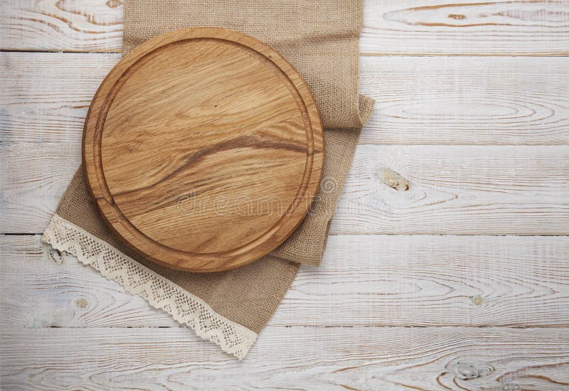 Bordo della pizza, tovagliolo della tela con pizzo sulla tavola di legno Derisione di vista superiore su fotografia stock Bordo della pizza, tovagliolo della tela con pizzo sulla tavola di legno Derisione di vista superiore su fotografia stock