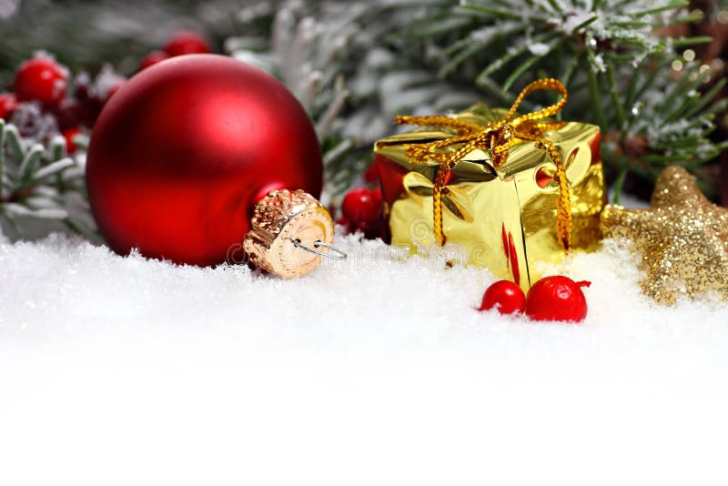 Bordo di natale con l'ornamento, il presente e la neve fotografia stock libera da diritti Bordo di natale con l'ornamento, il presente e la neve fotografia stock libera da diritti