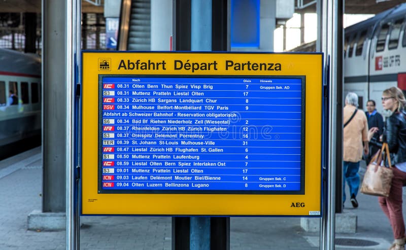 Bordo di partenza alla stazione ferroviaria di Basilea in Svizzera