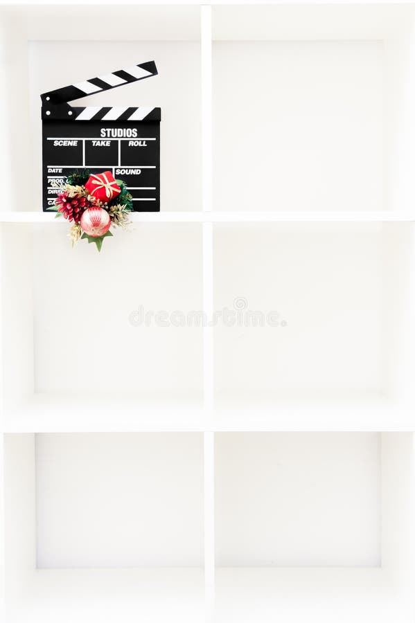 Bordo di valvola di film con la decorazione di natale su bianco verticale fotografia stock libera da diritti Bordo di valvola di film con la decorazione di natale su bianco verticale fotografia stock libera da diritti