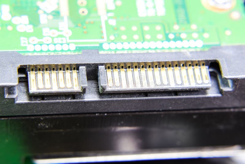 Bordo elettronico del connettore del disco rigido di Sata con le componenti elettriche Elettronica del materiale informatico fotografia stock Bordo elettronico del connettore del disco rigido di Sata con le componenti elettriche Elettronica del materiale informatico fotografia stock