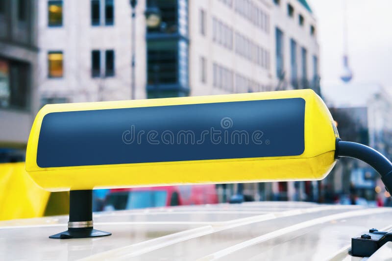 Bordo vuoto del segno del taxi in via di Berlin Germany fotografia stock Bordo vuoto del segno del taxi in via di Berlin Germany fotografia stock
