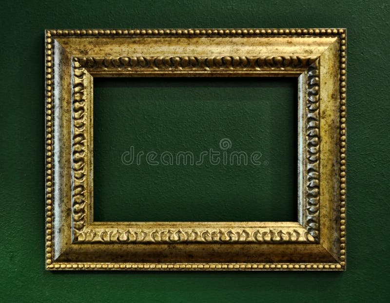 Bordo vuoto della cornice dell'oro sulla parete verde fotografia stock libera da diritti Bordo vuoto della cornice dell'oro sulla parete verde fotografia stock libera da diritti
