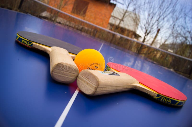 Bordtennisracket och en boll på tabellen royaltyfri fotografi Bordtennisracket och en boll på tabellen royaltyfri fotografi
