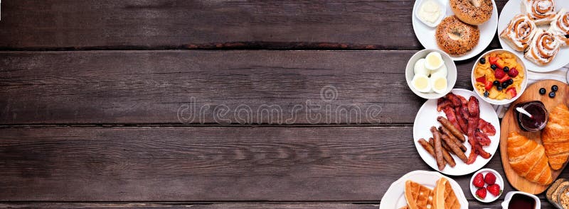 Bordure côté petit-déjeuner ou brunch sur fond de bannière en bois foncé