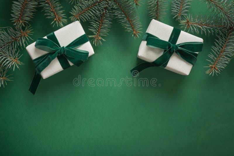 Bordure de Noël avec xmas et cadeaux sur fond vert Joyeuse carte de Noël Fête d'hiver Bonne année Espace pour photo stock Bordure de Noël avec xmas et cadeaux sur fond vert Joyeuse carte de Noël Fête d'hiver Bonne année Espace pour photo stock