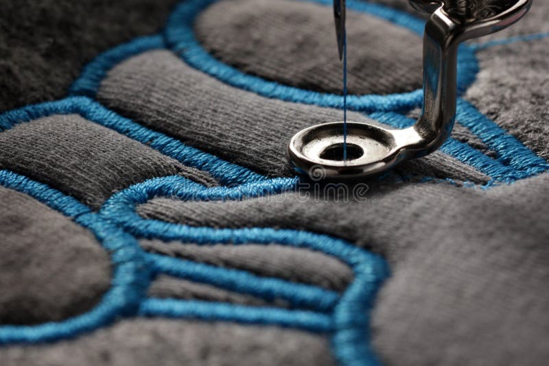 borduurwerk en toepassing met borduurwerkmachine - macro van de steek van het vooruitgangssatijn borduurwerk en toepassing met borduurwerkmachine - macro van de steek van het vooruitgangssatijn