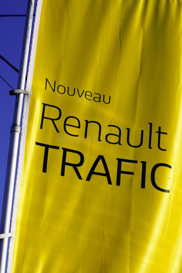 Bordéus, Aquitaine/França - 12 04 2019 : cartaz do logótipo da marca de marca do veículo da renault Trafic na cartaz da loja foto de stock Bordéus, Aquitaine/França - 12 04 2019 : cartaz do logótipo da marca de marca do veículo da renault Trafic na cartaz da loja foto de stock