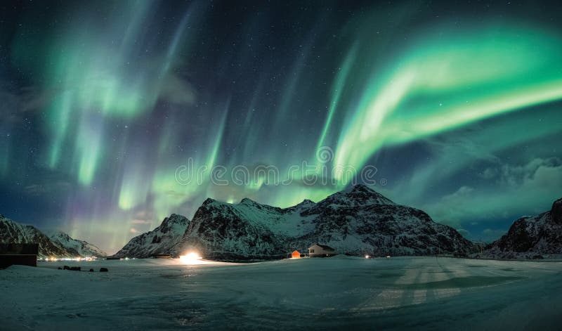 Borealis αυγής ή βόρεια φω'τα πέρα από το βουνό χιονιού στην ακτή στοκ εικόνες Borealis αυγής ή βόρεια φω'τα πέρα από το βουνό χιονιού στην ακτή στοκ εικόνες