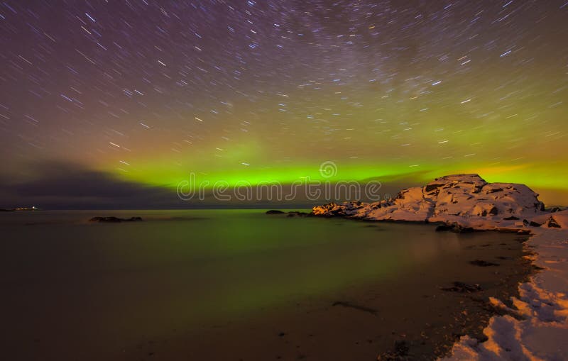 Borealis αυγής στο νησί Gimsøya στοκ φωτογραφία με δικαίωμα ελεύθερης χρήσης Borealis αυγής στο νησί Gimsøya στοκ φωτογραφία με δικαίωμα ελεύθερης χρήσης