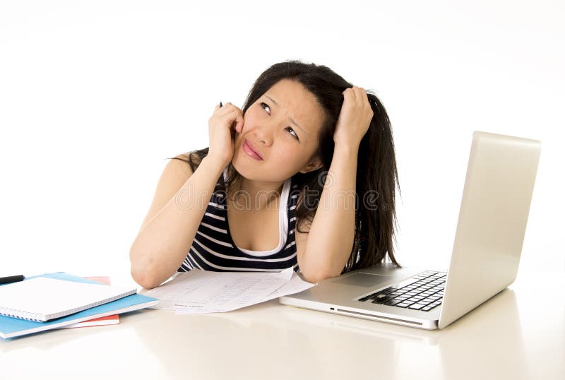 Download Bored Aziatische Die Studente Op Computer Wordt Overgewerkt Stock Afbeelding - Afbeelding bestaande uit laptop, boring: 39103889