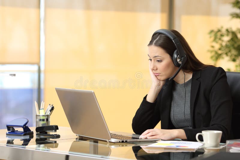 Bored exploitant die op kantoor werken stock afbeeldingen Bored exploitant die op kantoor werken stock afbeeldingen