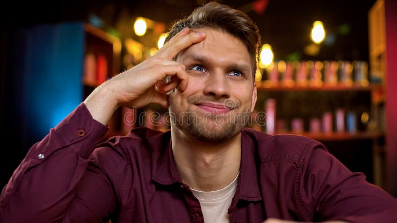 Bored mensen eenzame zitting bij bar tegen het letten op nieuws op TV, vrije tijdsactiviteit royalty-vrije stock foto's Bored mensen eenzame zitting bij bar tegen het letten op nieuws op TV, vrije tijdsactiviteit royalty-vrije stock foto's
