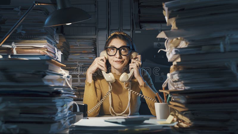 Bored secretaresse die telefoongesprekken beantwoordt