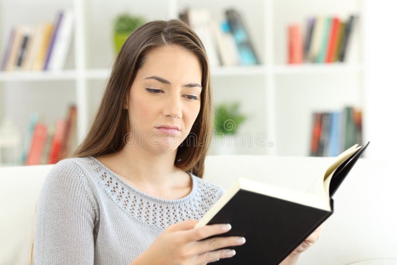 Bored vrouw die een slecht boek lezen royalty-vrije stock afbeelding Bored vrouw die een slecht boek lezen royalty-vrije stock afbeelding