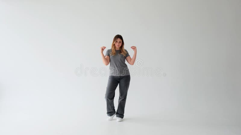 Bored Woman zeigt Blah Blah Gesture auf weißem Hintergrund stock video footage