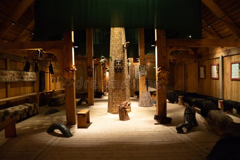Borg, Noorwegen - 21 06 2018: Binnen het Viking Long-huis in Lofotr Viking Museum bij de stad van Borg in Lofoten royalty-vrije stock afbeeldingen Borg, Noorwegen - 21 06 2018: Binnen het Viking Long-huis in Lofotr Viking Museum bij de stad van Borg in Lofoten royalty-vrije stock afbeeldingen