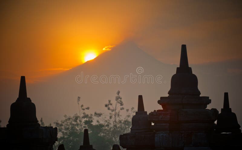 Borobudur Tempel am Sonnenaufgang, Java, Indonesien lizenzfreies stockbild Borobudur Tempel am Sonnenaufgang, Java, Indonesien lizenzfreies stockbild