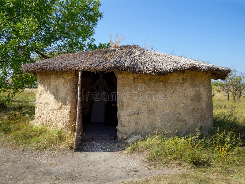 Borowinowa buda z trzcinowym dachem obrazy stock Borowinowa buda z trzcinowym dachem obrazy stock