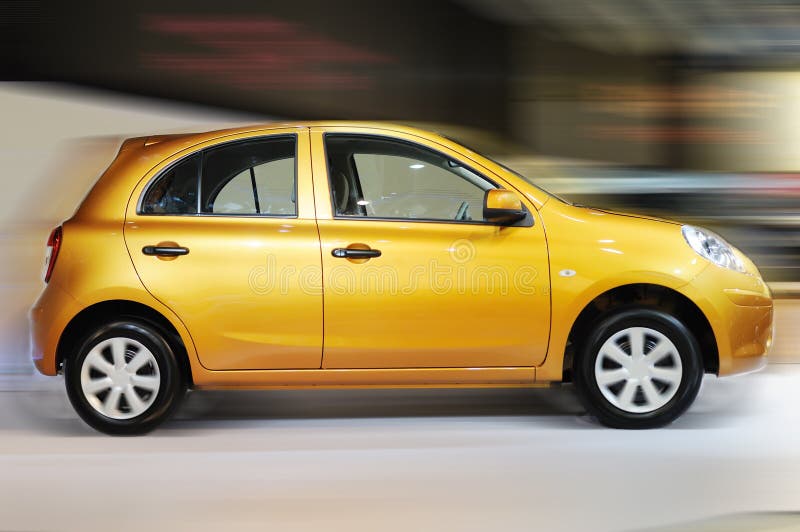 Desfoque de movimento de um carro laranja foto de stock