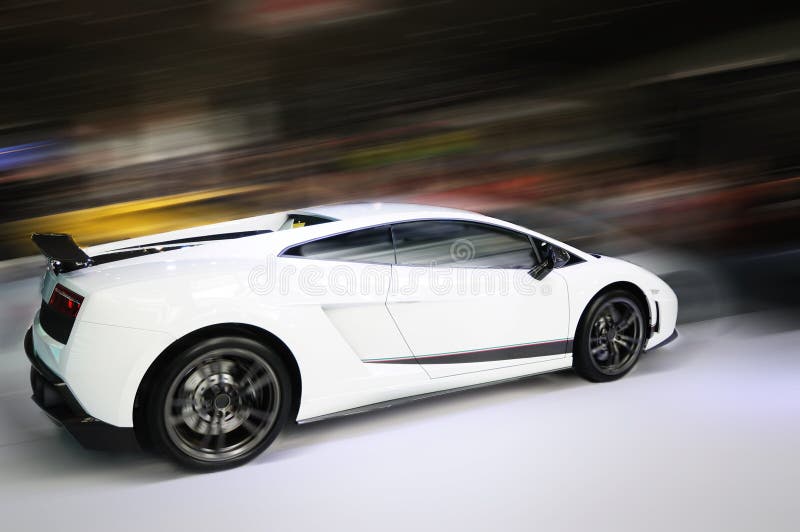 Desfoque de movimento de um carro branco foto de stock royalty free