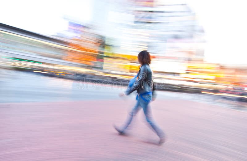 Desfoque de movimento de uma pessoa fotografia de stock