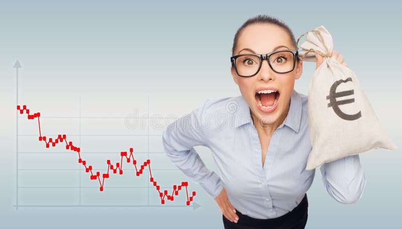 Borsa colpita dei soldi della tenuta della donna di affari con l'euro royalty illustrazione gratis Borsa colpita dei soldi della tenuta della donna di affari con l'euro royalty illustrazione gratis