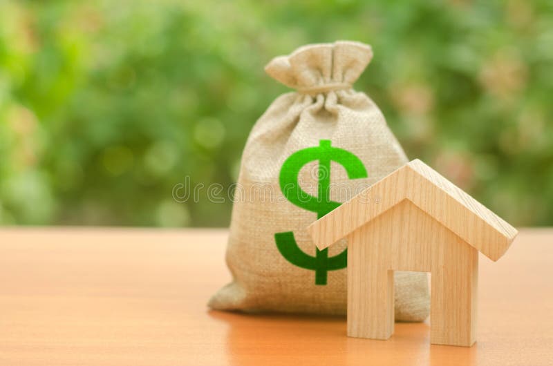 Borsa di legno della figurina e dei soldi della casa sui precedenti della natura Mutuo ipotecario per l'acquisto di alloggio, cos