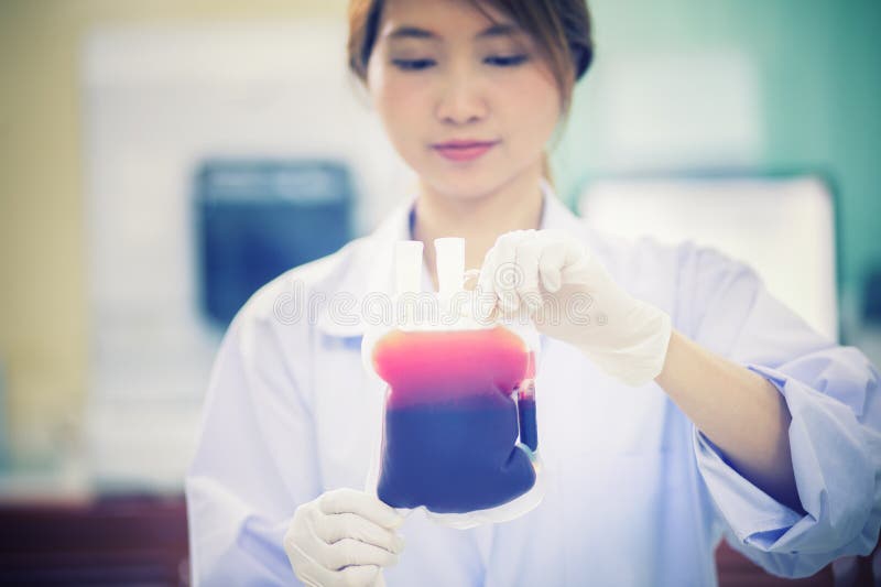Borsa di medico asiatico disponibile del sangue immagini stock Borsa di medico asiatico disponibile del sangue immagini stock