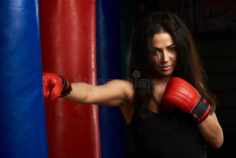 Borsa di perforazione di pugilato della ragazza immagine stock