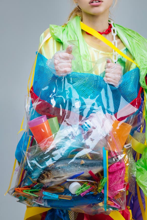 Borsa di tenuta di modello con plastica e pescare realizzazione dell'inquinamento marino fotografie stock libere da diritti Borsa di tenuta di modello con plastica e pescare realizzazione dell'inquinamento marino fotografie stock libere da diritti