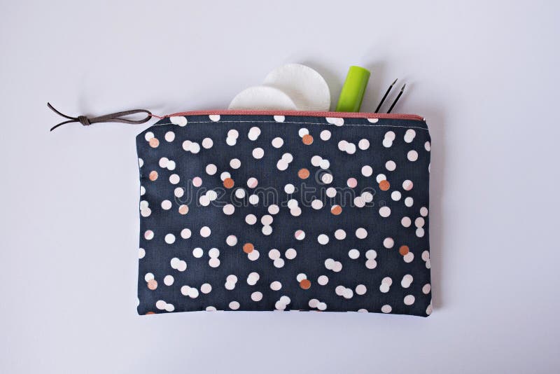 Borsa di trucco della ragazza punteggiata Polka fotografia stock libera da diritti Borsa di trucco della ragazza punteggiata Polka fotografia stock libera da diritti