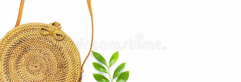 Borsa organica naturale fatta a mano alla moda del rattan e ramoscello verde su fondo bianco Le signore insaccano hanno fatto di immagini stock libere da diritti Borsa organica naturale fatta a mano alla moda del rattan e ramoscello verde su fondo bianco Le signore insaccano hanno fatto di immagini stock libere da diritti
