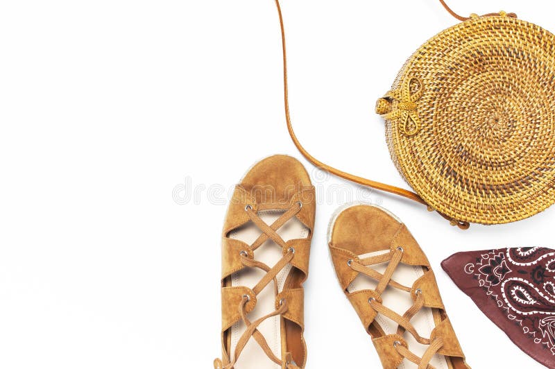 Borsa organica naturale fatta a mano alla moda del rattan, sandali su fondo bianco o Disposizione piana, cima immagine stock libera da diritti Borsa organica naturale fatta a mano alla moda del rattan, sandali su fondo bianco o Disposizione piana, cima immagine stock libera da diritti