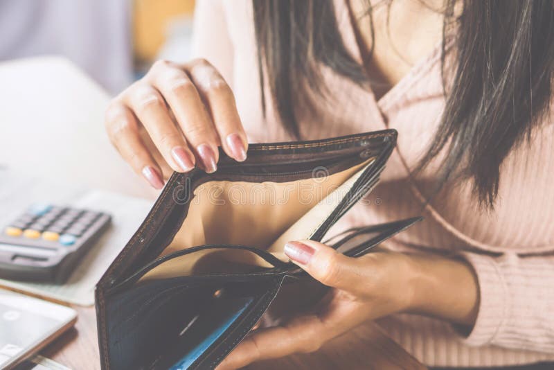 Borsa vuota aperta della mano asiatica della donna che cerca soldi fotografia stock libera da diritti Borsa vuota aperta della mano asiatica della donna che cerca soldi fotografia stock libera da diritti