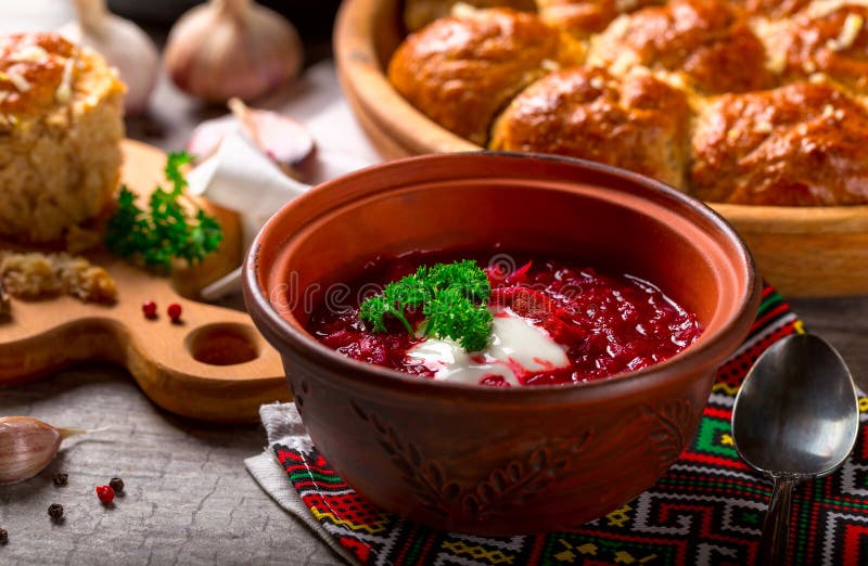 Borsch e gnocchi ucraini con aglio sulla tavola fotografie stock libere da diritti