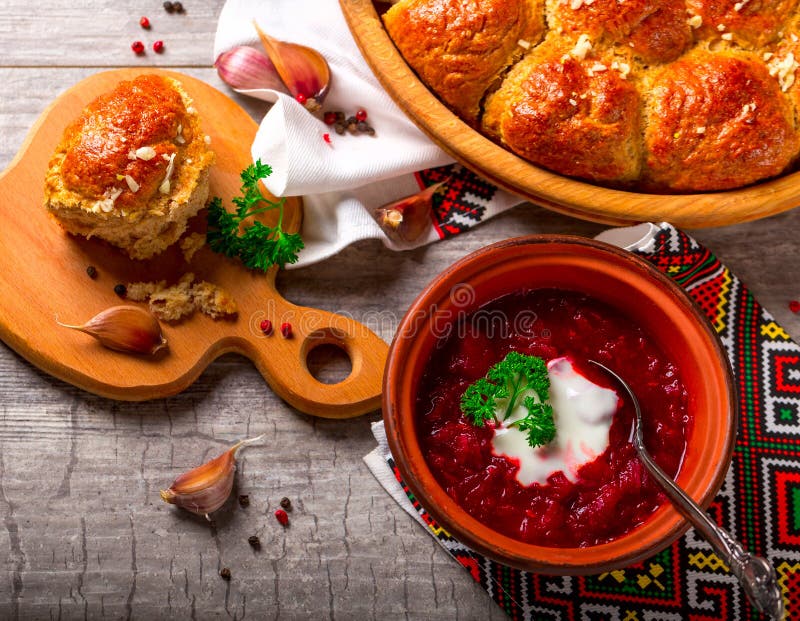 Borsch e gnocchi ucraini con aglio sulla tavola fotografia stock libera da diritti
