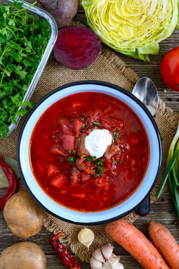 Borsch ?r en traditionell ukrainsk matr?tt i en bunke p? tabellen Smaklig och sund lunch royaltyfri bild Borsch ?r en traditionell ukrainsk matr?tt i en bunke p? tabellen Smaklig och sund lunch royaltyfri bild