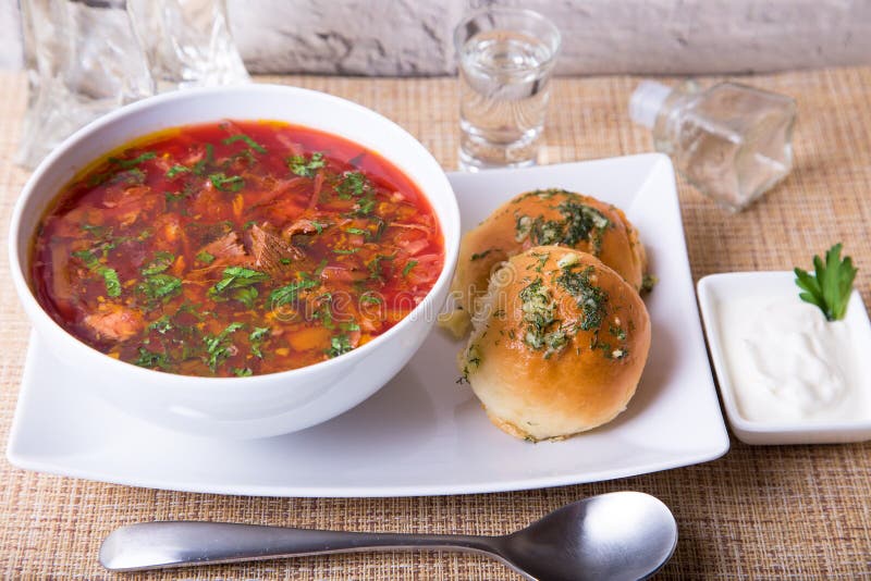 Borscht/borsjt Traditionele Russische en Oekraïense soep Broodjes met knoflook stock foto Borscht/borsjt Traditionele Russische en Oekraïense soep Broodjes met knoflook stock foto