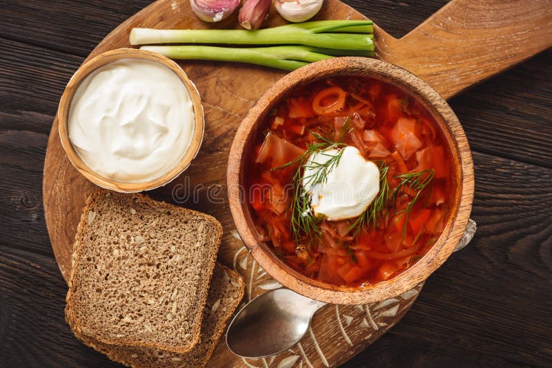 Borscht - soupe à la betterave russe et ukrainienne traditionnelle sur le fond en bois images libres de droits Borscht - soupe à la betterave russe et ukrainienne traditionnelle sur le fond en bois images libres de droits
