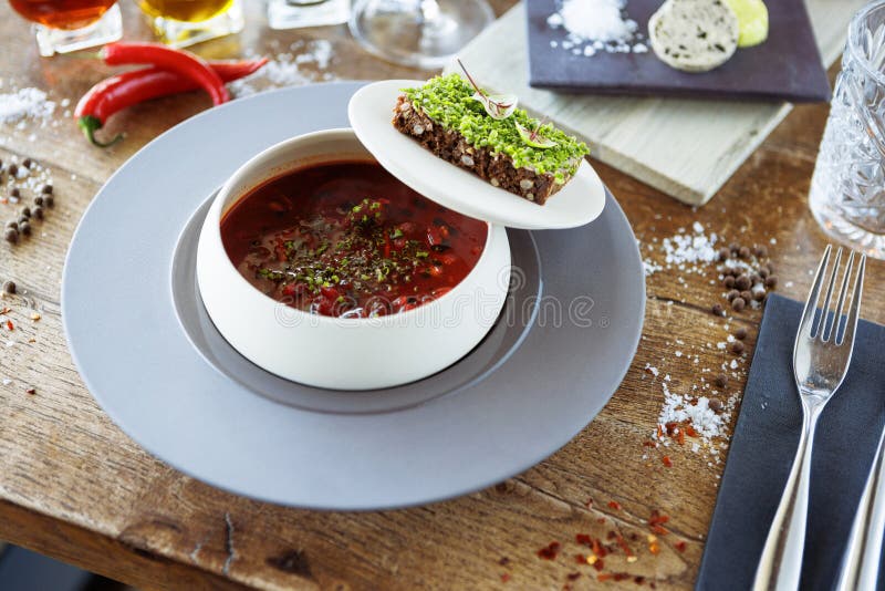 Borschtsch-Suppe. Rübenrüben aus schwarzem Angel, saures, geröstetes Brot mit Smalec in einer Schüssel. lizenzfreie stockfotografie