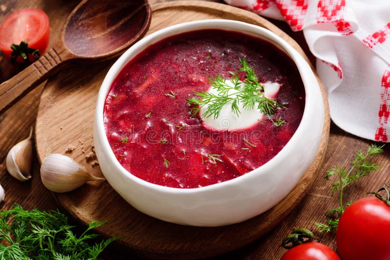 Borschtsuppe in der weißen Schüssel mit Sauerrahm stockfotografie
